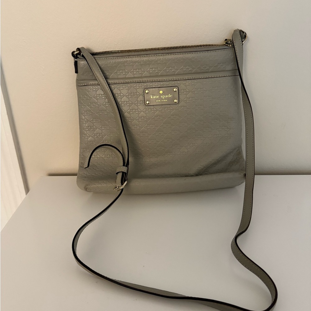 👜 Kate Spade New York Embossed Crossbody Bag – Grey